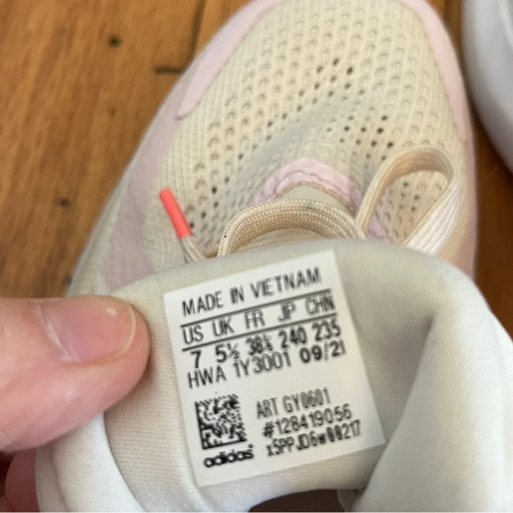 Women’s Adidas Alphatorsion 2.0 EUC Size‎ 7